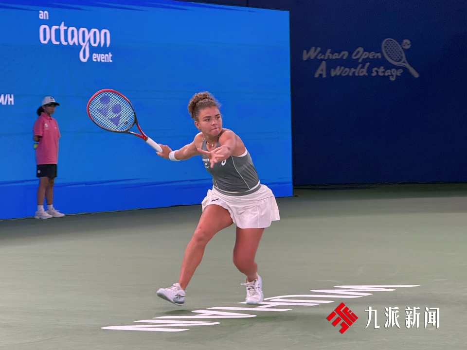 但她依然以, 比赛在两位 但她依然以, 比赛在两位